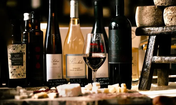 Paris: Notre Dame Gourmet Food & Wine Tour with a Culinary School