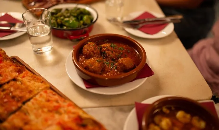 Barcelona VIP Gothic Quarter Tapas Small Group Tour 