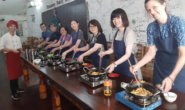 Chef Vu Cooking Class Plus Market Trip in Saigon Center (Pick up by Cyclo)