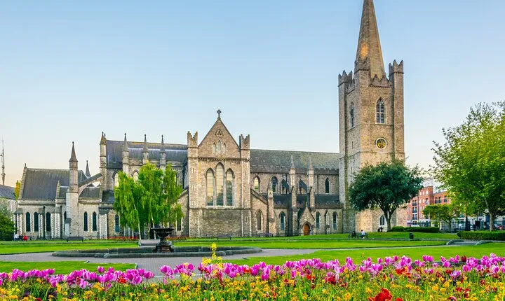 Skip-the-line Book of Kells and Dublin Old Town Private Tour 