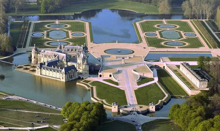 Private transfer from Paris to Chantilly or Chateau de Montvillargenne
