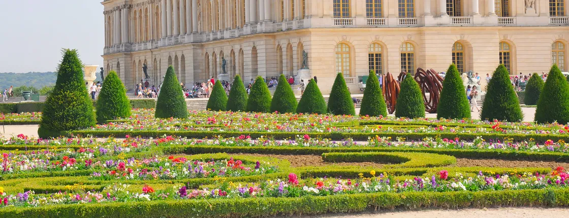 Guided Tour of Versailles Palace and Giverny with Transportation and Lunch