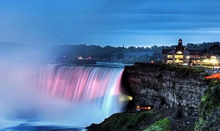 Niagara Falls Premium Night Tour: Fireworks Boat Cruise & Dinner