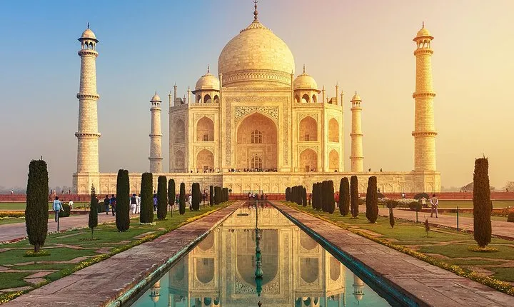 From Delhi: Taj Mahal Sunrise Tour and on return back Old Delhi Walking Tour