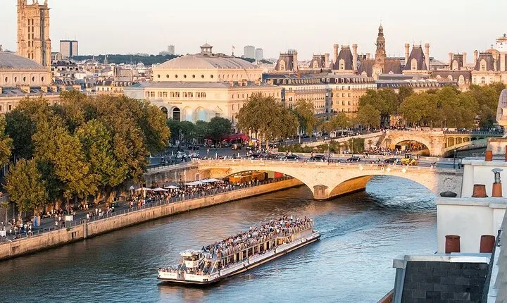 Bateaux Mouches 1 Hour Seine River Cruise with Live Commentary