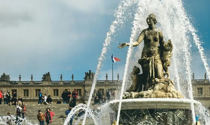 Louvre & Versailles Highlights: Small Group Half-Day Experience