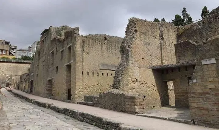 Transfer- Rome to Ravello with a 120 minutes stop in Herculaneum or vice versa