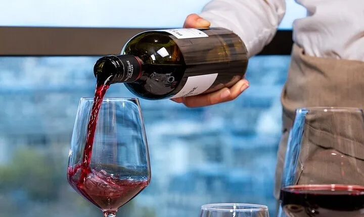 Private Tour, Luxury Eiffel Tower Lunch, Seine Cruise & Louvre