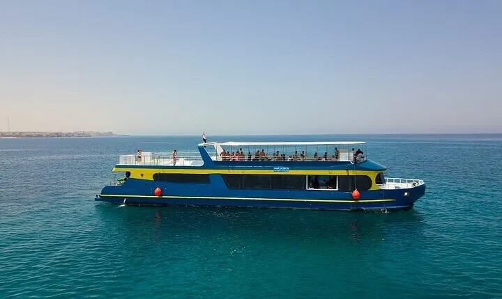 Snorkeling excursion in semi-submarine withِ transfer - Hurghada