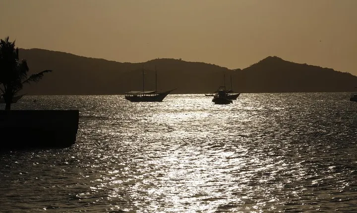 Búzios Full day: Boat and Trolley Tour with Lunch from Arraial do Cabo