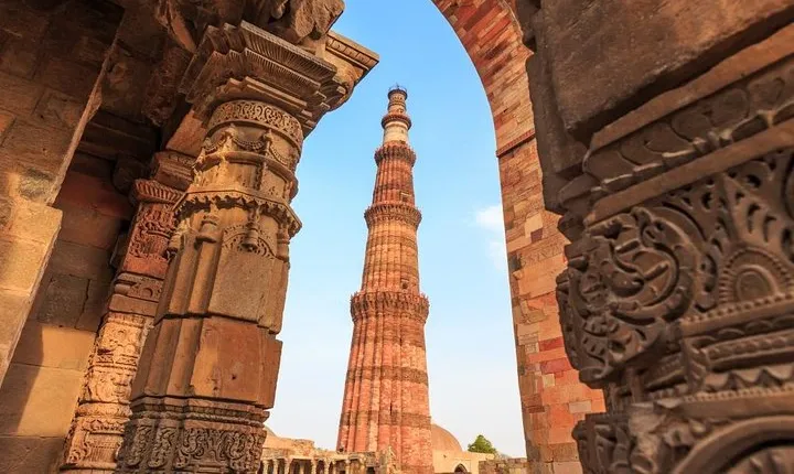 Historic Delhi Morning Tour Including Chattarpur Temple and Qutub Minar with Tuk-Tuk Ride