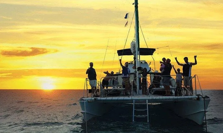 Oahu Catamaran Waikiki Sunset on 40 Foot Catamaran: Food and BYOB