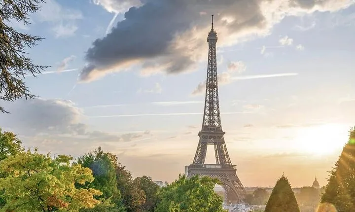 Paris: Eiffel Tower Guided Tour by Elevator