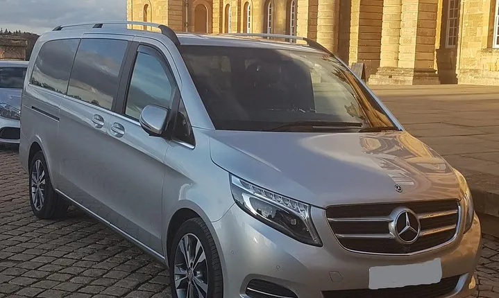 Private Round Transportation: London to London with Stopover at Stonehenge