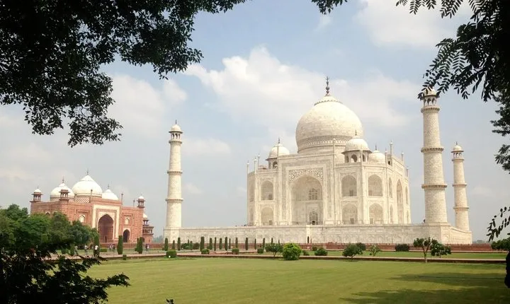 Luxury Taj Mahal Same Day Tour from New Delhi
