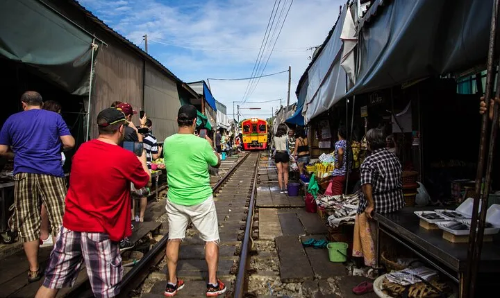 Private Tour : Mae-klong Railway & Damnoen Saduak Floating Market