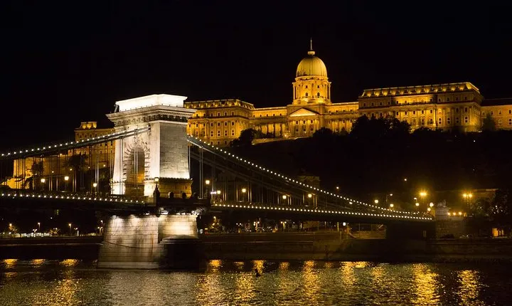 Budapest Night Walking Tour with Danube River Cruise