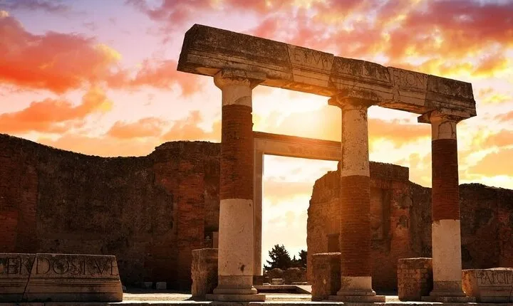 Pompeii Excavations and Vesuvius Cellars Tour from Sorrento