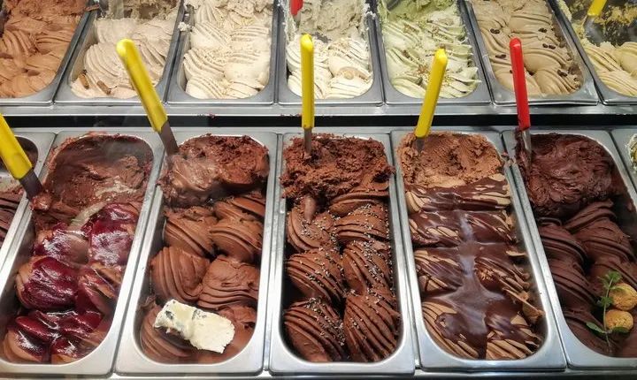 Dessert and Cakes Tasting and Sightseeing Tour in Rome