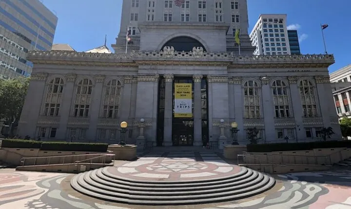 Self-Guided Scavenger Hunt: Oakland Charms