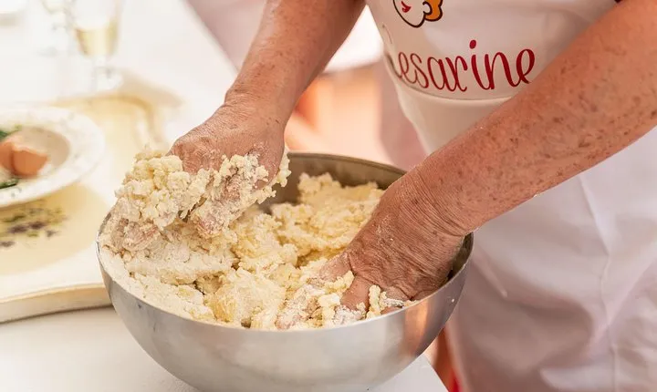 Private Pizza & Tiramisu Masterclass at a Cesarina's home with tasting in Matera