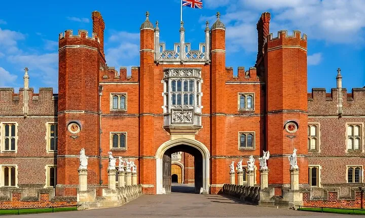 Private Chauffeured Tour to Hampton Court Palace from London