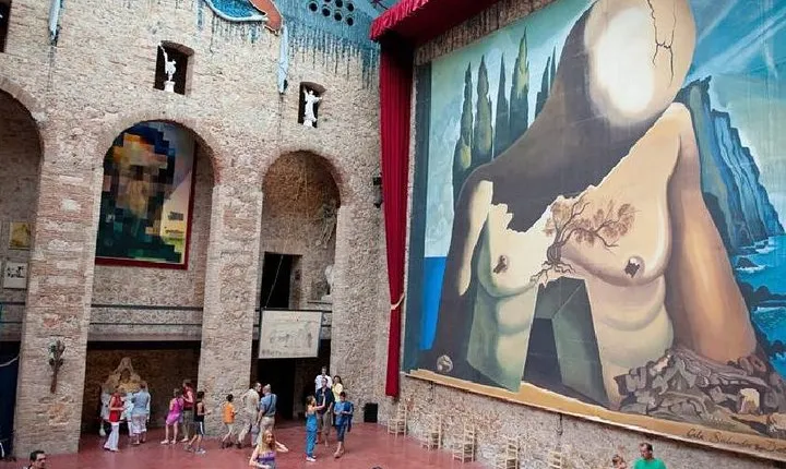 Private tour: Dali Museum in Figueres and Púbol Tour with Hotel pick-up