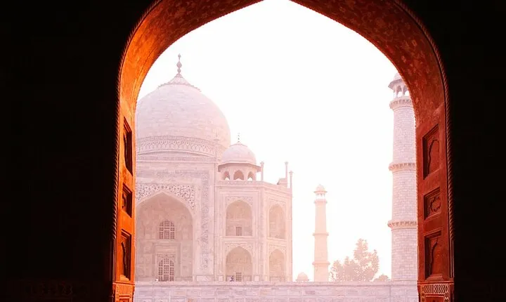 From Delhi: 2-Day Taj Mahal Sunrise Tour with Fatehpur Sikri