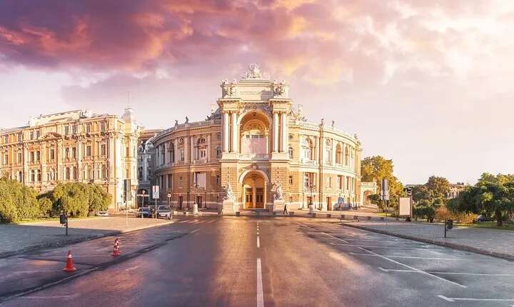 Romantic walking tour in Odessa