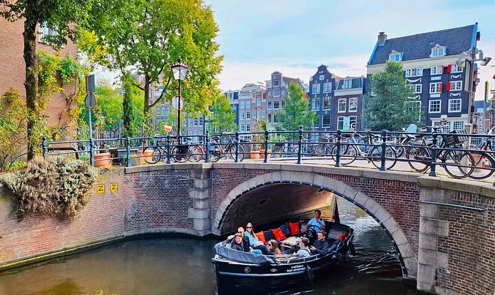 Private 90 Minute Amsterdam Canal Belt Exploration Cruise