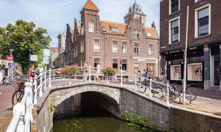 Delft Exploration Game and Tour: The Blue's Clues