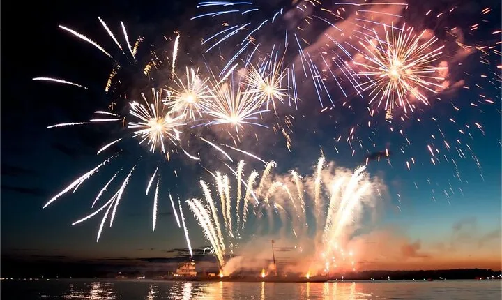 City Cruises Chicago: Fireworks Premier Plus Dinner Cruise 