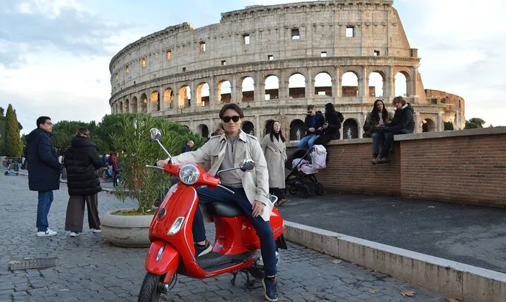 Rome Vespa Round with Photo in Eternal city