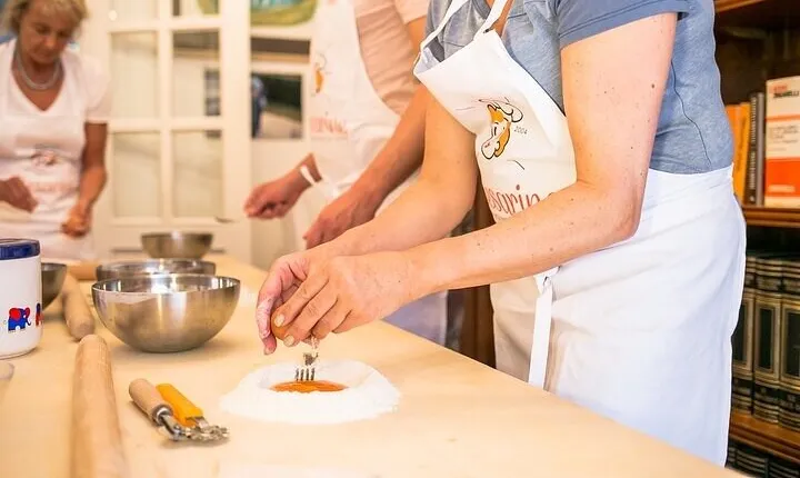 Small group Pasta and Tiramisu class in Como
