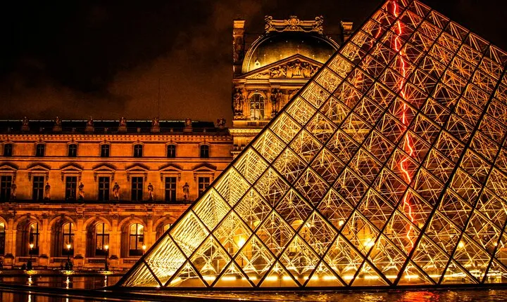 Paris Darkest Tales A Night of Secrets and Legendary Bar Tour