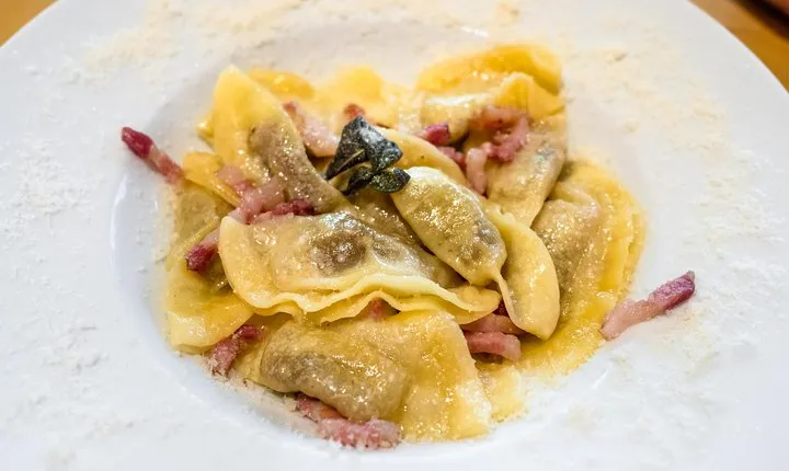 Bergamo: Full meal Food Tour with Local Delights by Do Eat Better