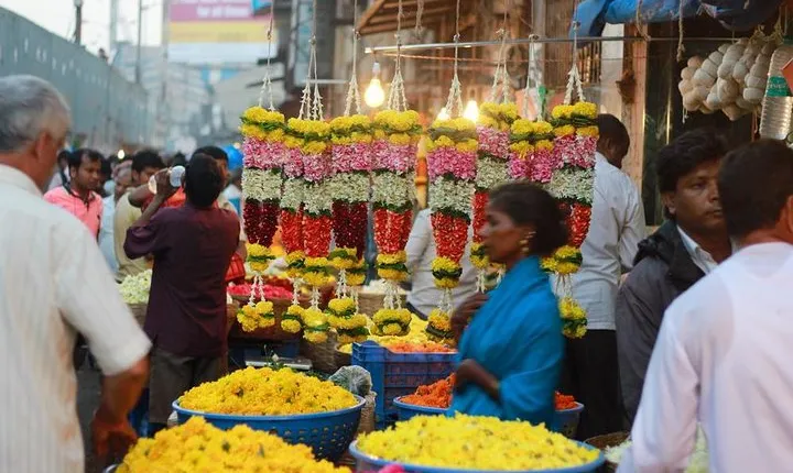 Mumbai: The Spiritual & Colorful Morning Tour with Breakfast