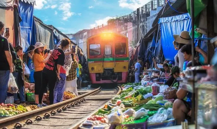 Damnoen Floating Market & Optional Erawan Water Waterfall Tour