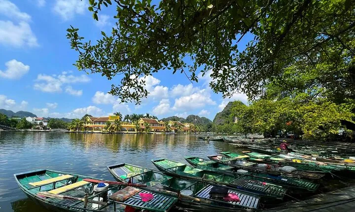 Hanoi-Ninh Binh Highlights: Hoa Lu, Mua Caves, Tam Coc, Bich Dong