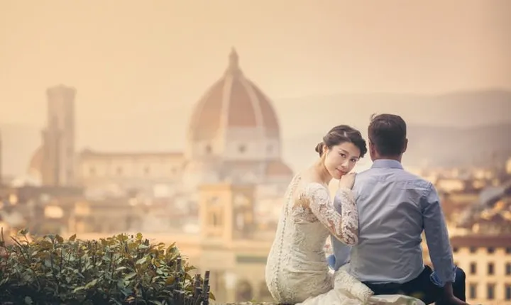 Honeymooners in Florence with Professional Photographer & Driver