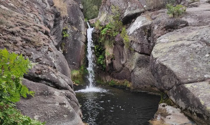 Cascades and monuments in Serra da Cabreira
