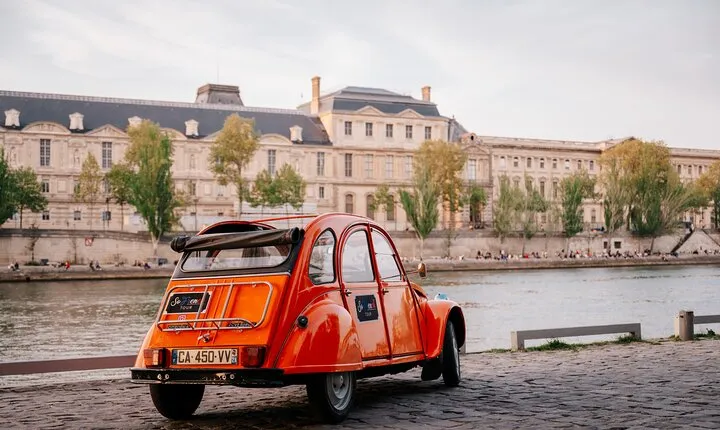 1.5 Hour Private Tour in Paris in a Classic Citroën
