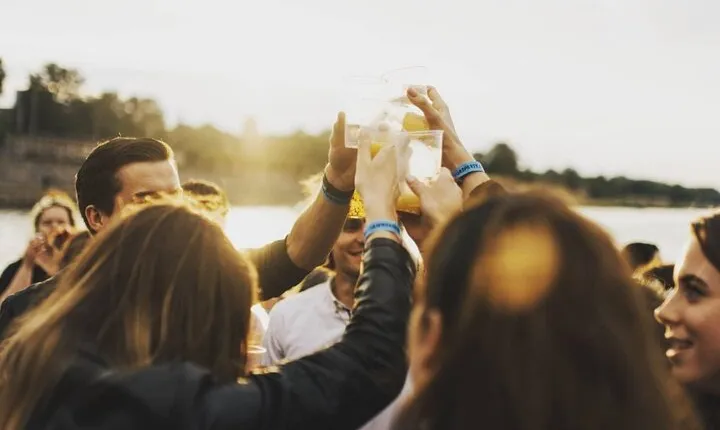 Sunset Boat Tour with Unlimited Drinks in Warsaw
