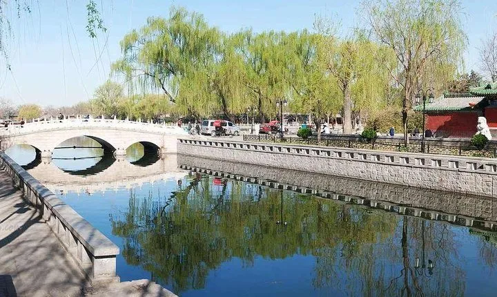 Beijing Hutong Private Walking Tour with Rickshaw in Shichahai Scenic Resort