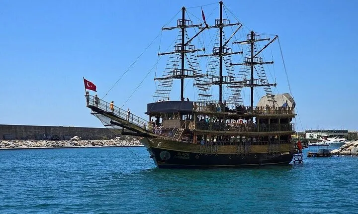 Side Pirate Boat Tour with Foam Party, Lunch and Free Soft Drinks