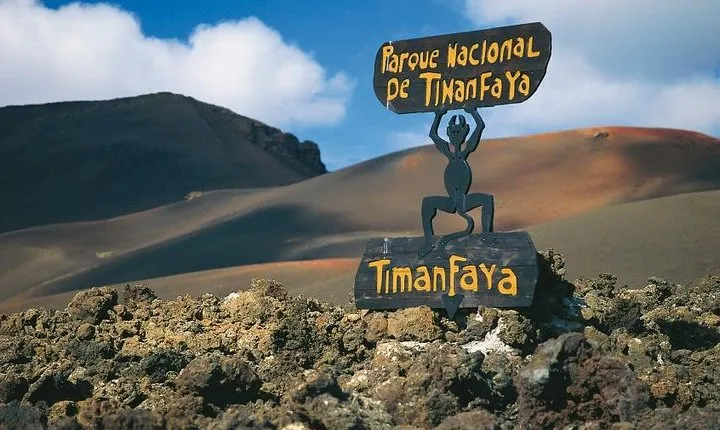 Guided tour: Timanfaya National Park and La Geria with pick-up