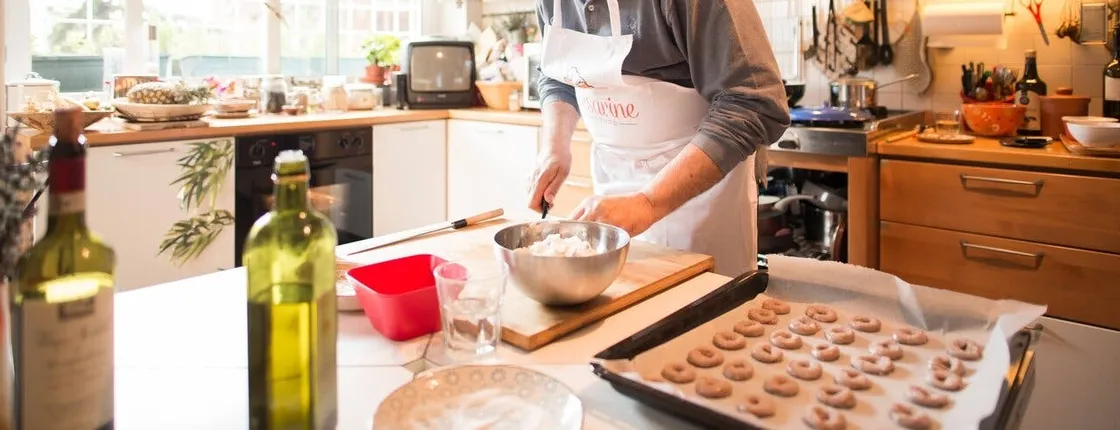 Market tour and dining experience at a Cesarina's home in Siena