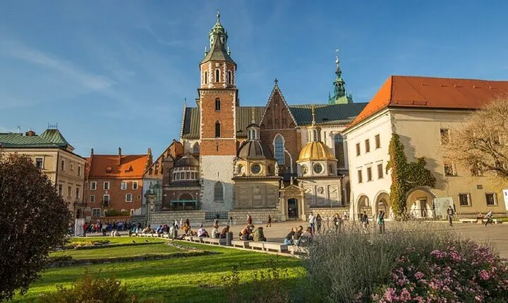 3-Day Krakow Guided Tour: Wawel Hill, Wieliczka and Auschwitz