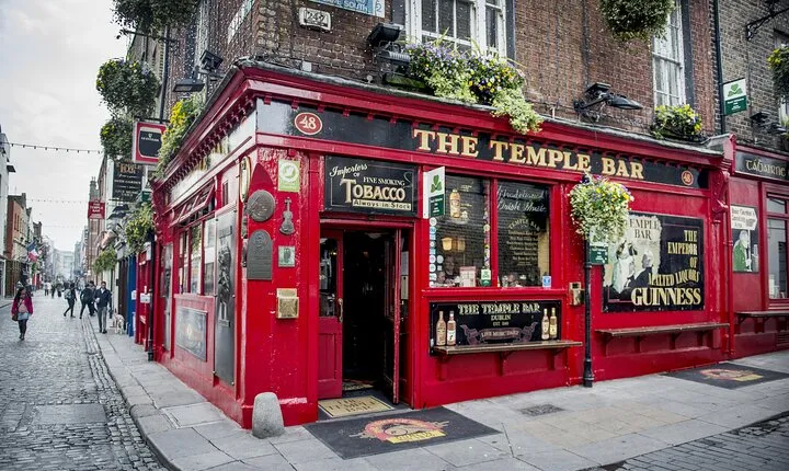 Dublin Old Town: Famous Pubs Exploration Game and Tour