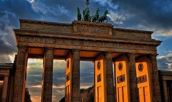 Luxury transport from/to Warsaw - Berlin / Tegel / Schönefeld by private car